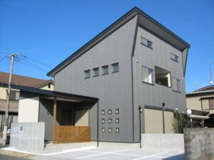 白いポーチのある家
