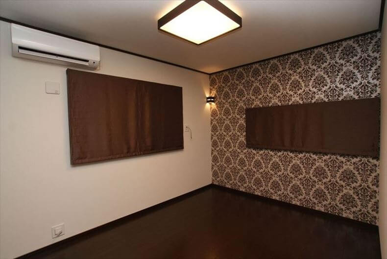 招き屋根の家