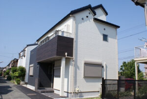 招き屋根の家