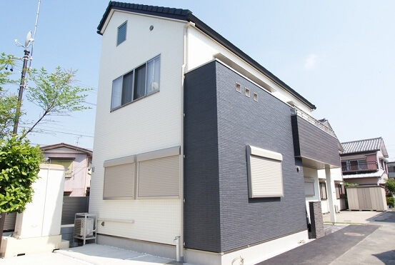 招き屋根の家